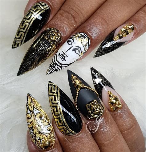 versace details nails